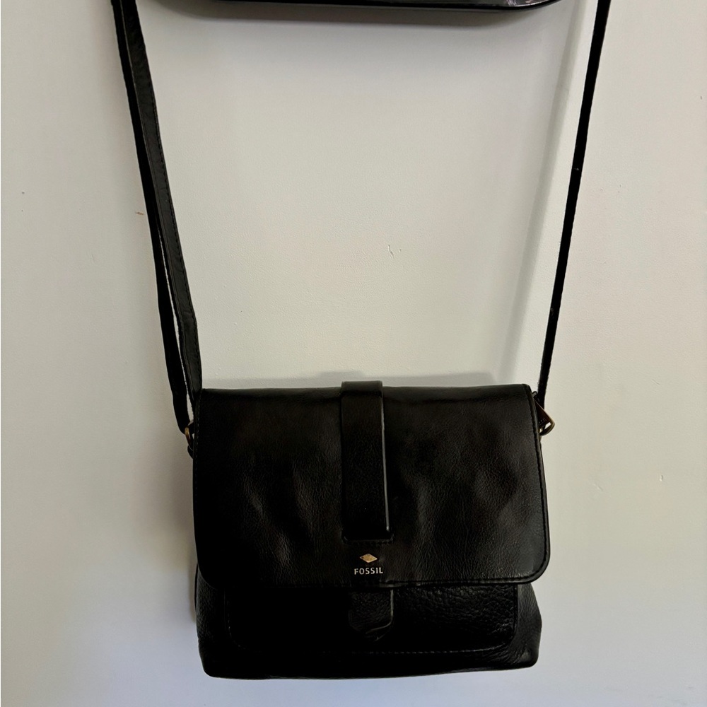 Fossil Black Leather Crossbody Bag with Flap Closure